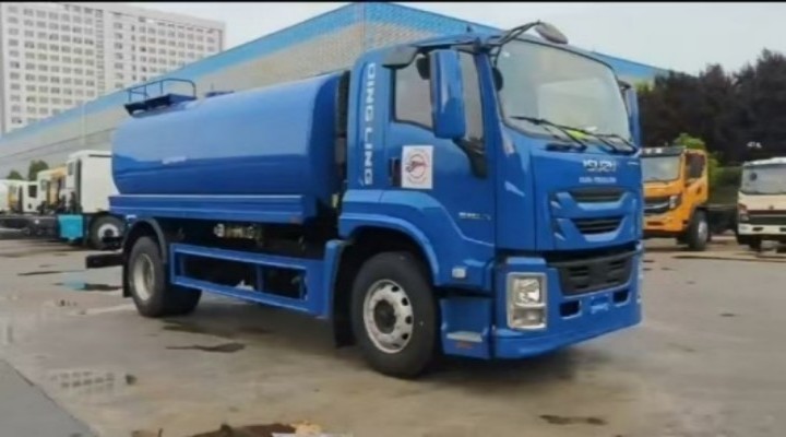 ISUZU GIGA 15,000-liter water truck